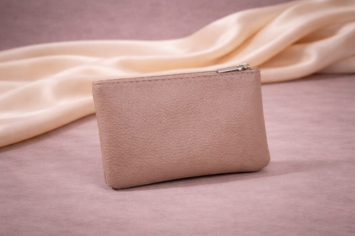Porte-monnaie femme en cuir marron Novaleor avec fermeture zippée – design élégant sur fond studio premium