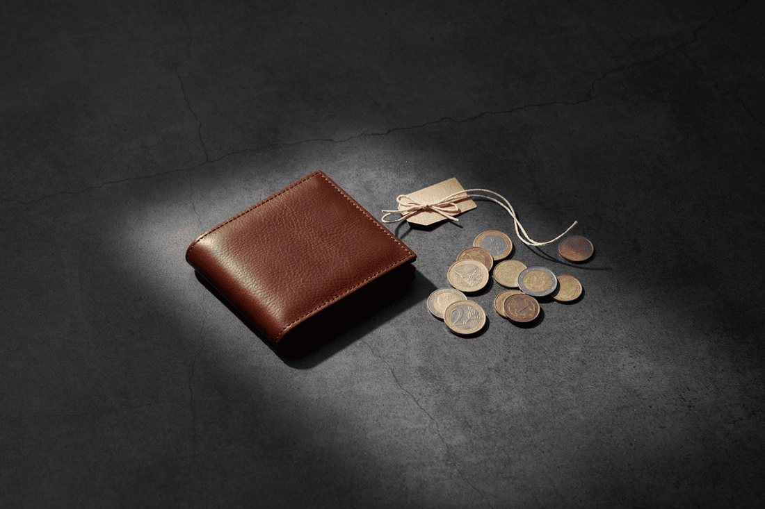Portefeuille en cuir sur fond sombre avec pièce et etiquette promo | Novaleor