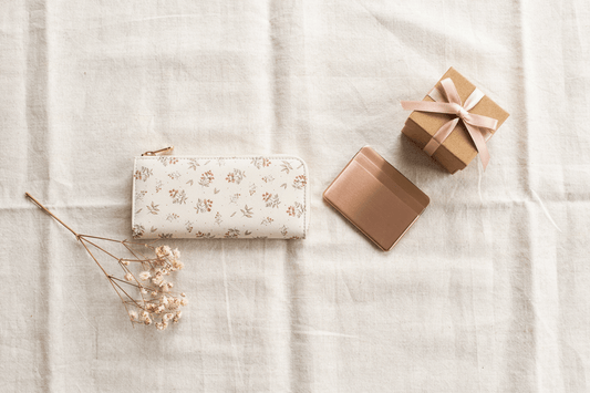 Portefeuille blanc sur drap blanc pour cadeau femme | Novaleor
