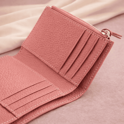 Détail des emplacements cartes d’un portefeuille femme rose en cuir grainé sur fond studio | Novaleor
