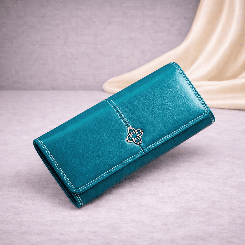 Grand portefeuille femme bleu ferme sur fond premium | Novaleor