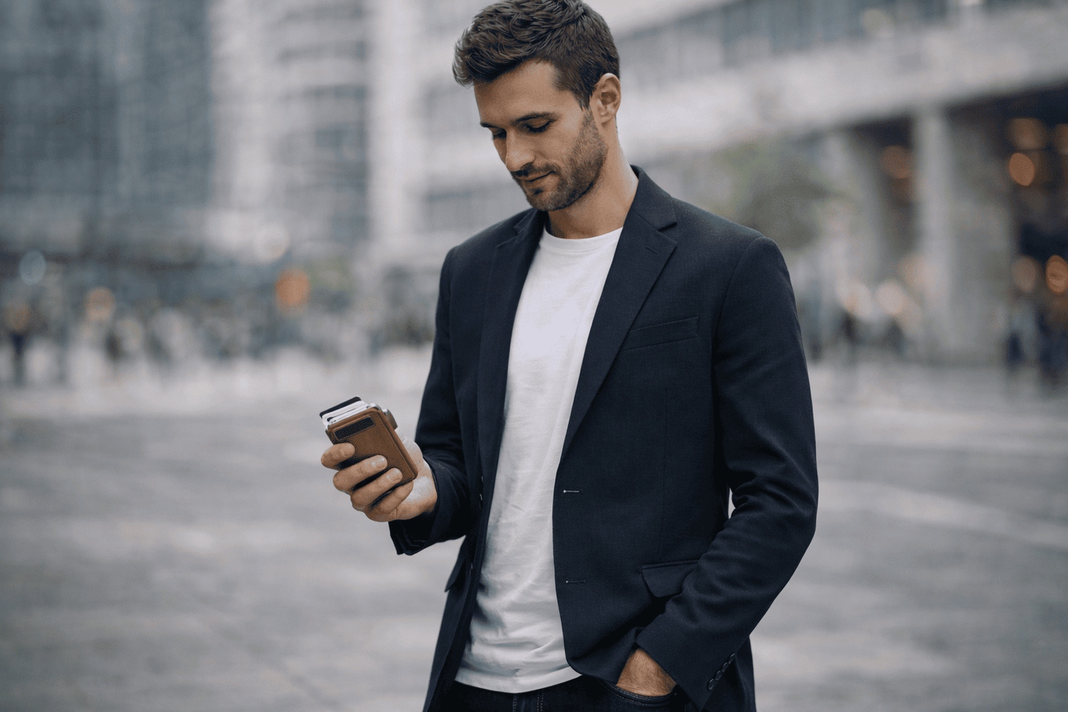 Homme elegant tenant un porte carte | Novaleor