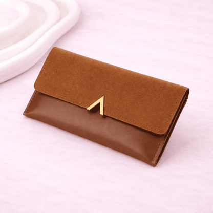 Portefeuille femme marron sur fond rose premium | Novaleor