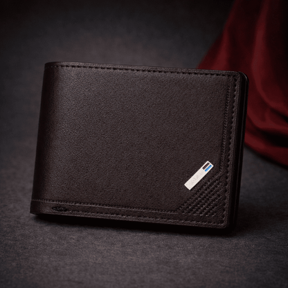 Portefeuille homme en cuir coloris café, finition premium avec détail métallique, présenté sur fond studio élégant Novaleor