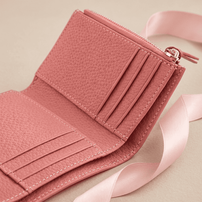 Portefeuille femme compact format enveloppe zippé en cuir synthétique rose intérieur Alystra avec ruban rose poudré — Novaleor