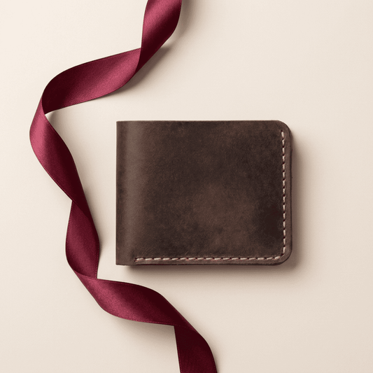 Portefeuille homme compact horizontal cuir véritable fait main marron Artéon avec ruban bordeaux — Novaleor