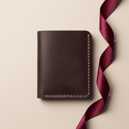 Portefeuille homme compact vertical cuir véritable fait main marron Artéon avec ruban bordeaux — Novaleor