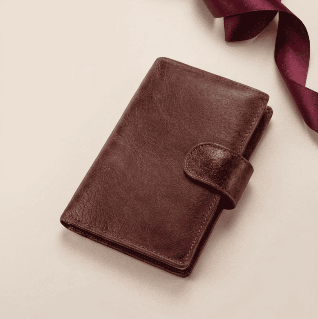 Portefeuille homme à rabat cuir véritable RFID marron Aurélion avec ruban bordeaux — Novaleor