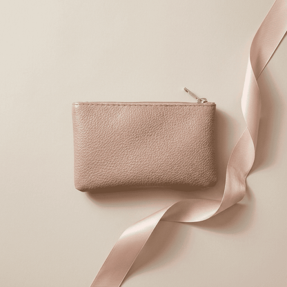 Portefeuille femme compact zippé ultra-léger marron Eloria avec ruban rose poudré — Novaleor
