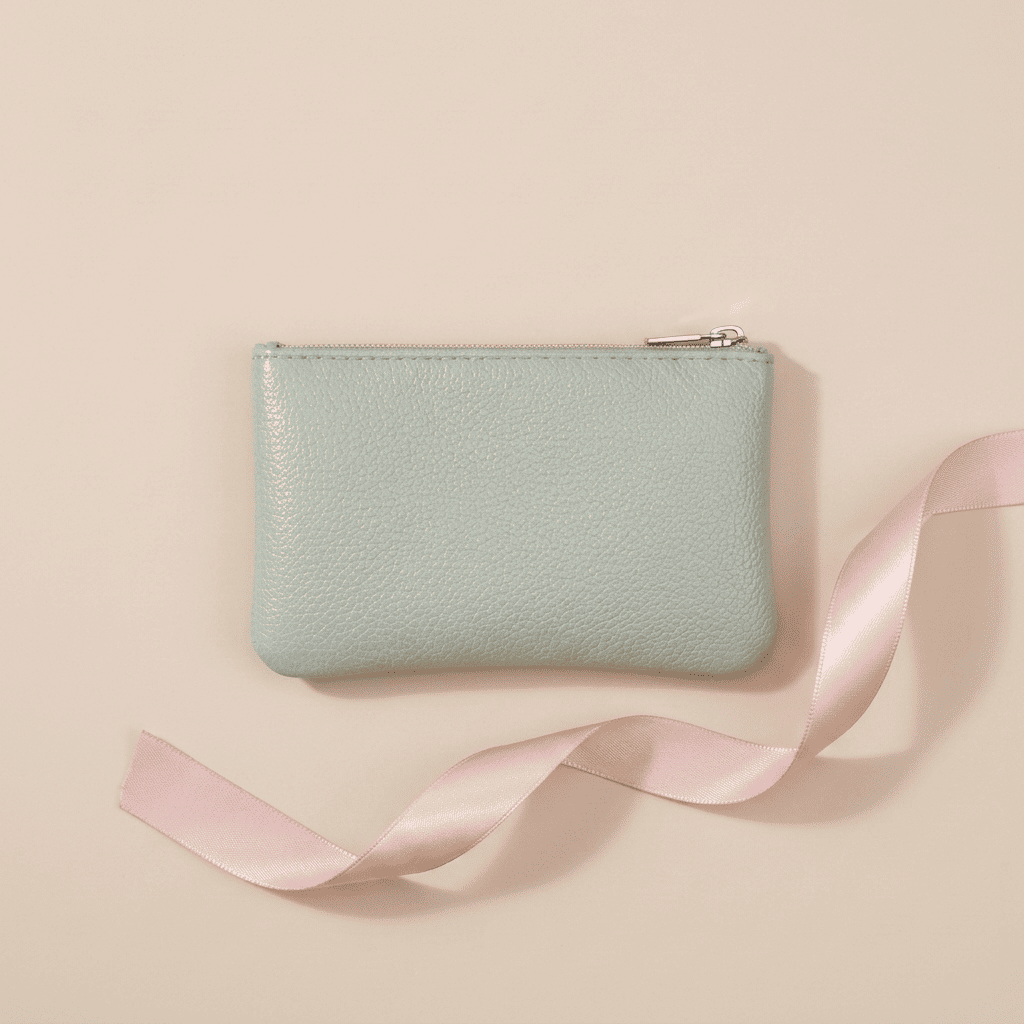 Portefeuille femme compact zippé ultra-léger vert Eloria avec ruban rose poudré — Novaleor