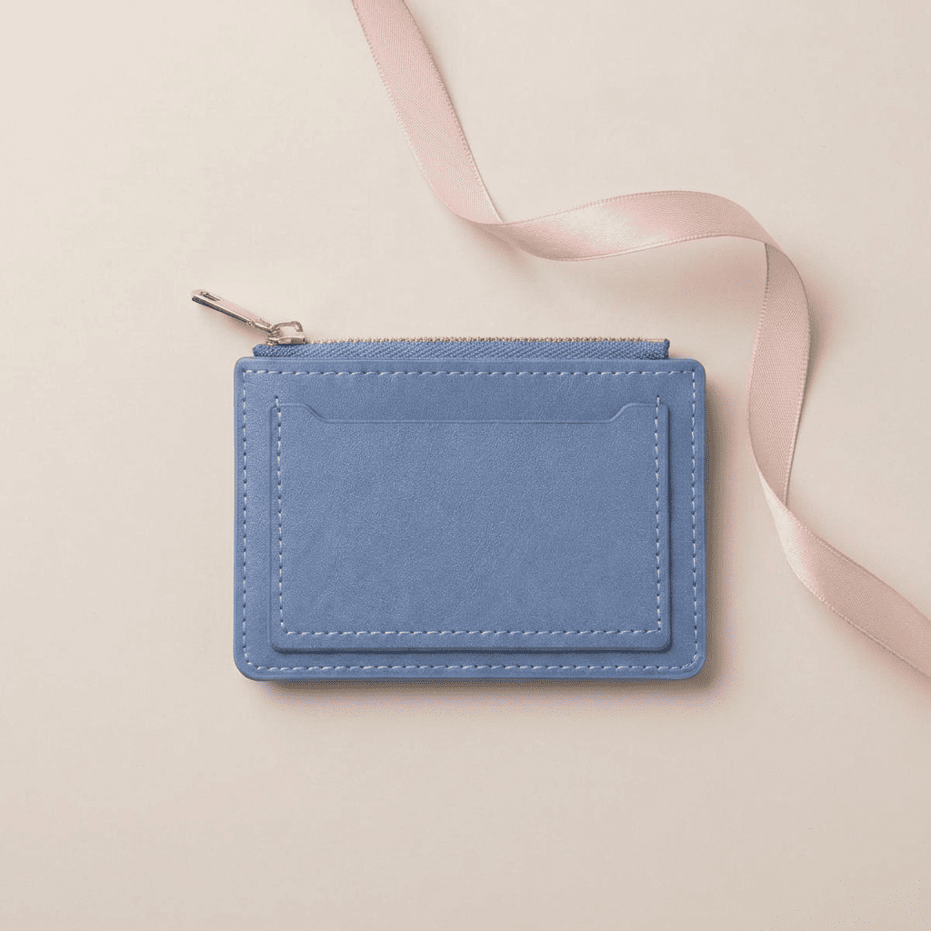 Portefeuille femme compact moraillon zip cuir synthétique bleu ciel Lunara avec ruban rose poudré — Novaleor