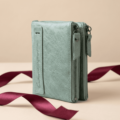 Portefeuille femme compact cuir véritable élégant gris verdâtre Lysera avec ruban bordeaux — Novaleor