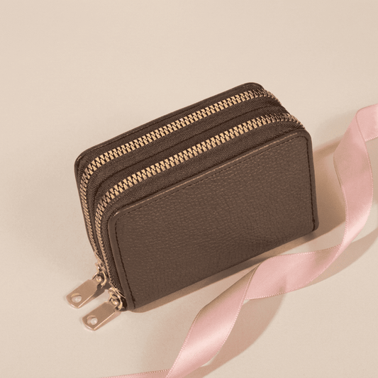 Portefeuille femme compact zippé grande capacité en cuir synthétique marron Serenya avec ruban rose poudré — Novaleor