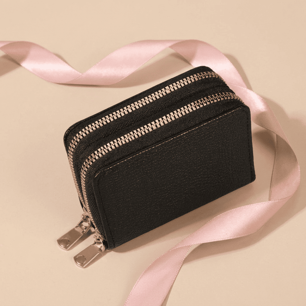 Portefeuille femme compact zippé grande capacité en cuir synthétique noir Serenya avec ruban rose poudré — Novaleor