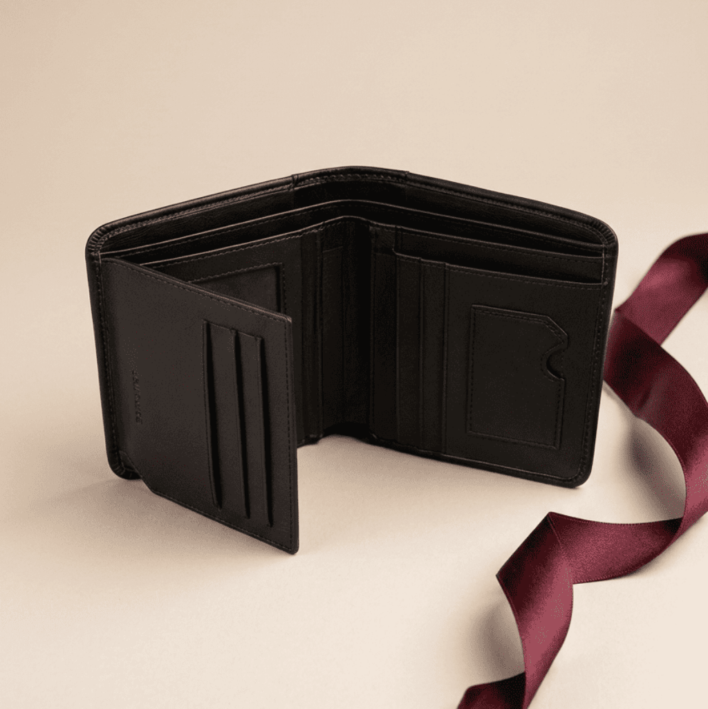 Portefeuille homme 3 volets cuir véritable RFID noir ouvert compartiments Théon Trio avec ruban bordeaux — Novaleor