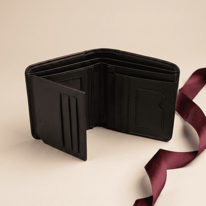 Portefeuille homme 3 volets cuir véritable RFID noir ouvert compartiments Théon Trio avec ruban bordeaux — Novaleor