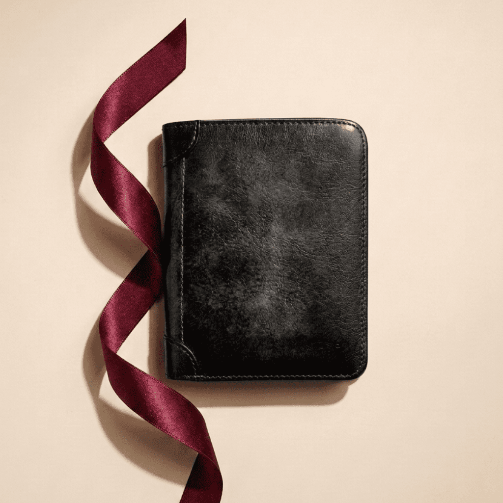 Portefeuille homme 3 volets cuir véritable RFID noir Théon Trio avec ruban bordeaux — Novaleor