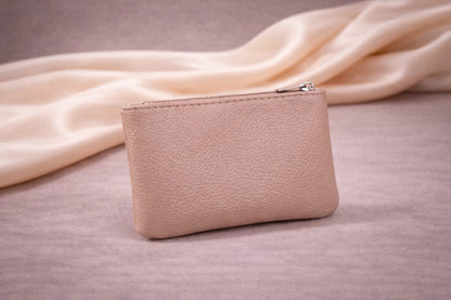 Porte-monnaie femme en cuir beige Novaleor – modèle zippé compact sur fond studio sophistiqué