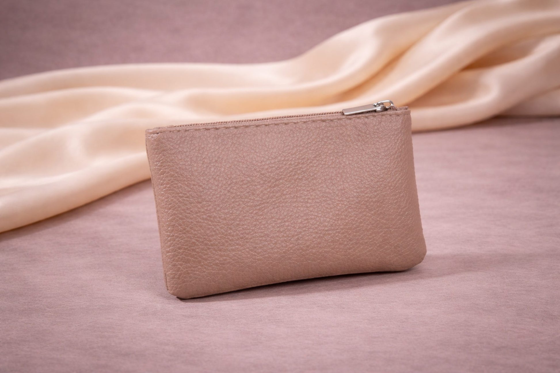 Porte-monnaie femme en cuir marron Novaleor avec fermeture zippée – design élégant sur fond studio premium
