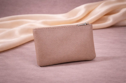 Porte-monnaie femme en cuir marron Novaleor avec fermeture zippée – design élégant sur fond studio premium