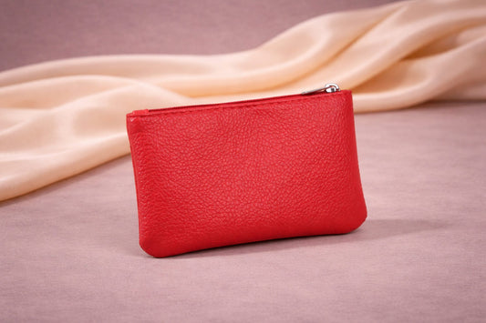 Porte-monnaie femme en cuir rouge Novaleor avec zip – accessoire chic et intemporel sur fond studio