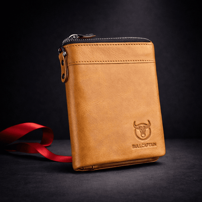 Portefeuille homme en cuir marron clair fermé, style élégant et minimaliste | Novaleor