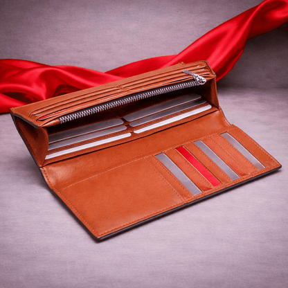 Portefeuille long en cuir marron ouvert avec compartiments cartes et billets visibles | Novaleor